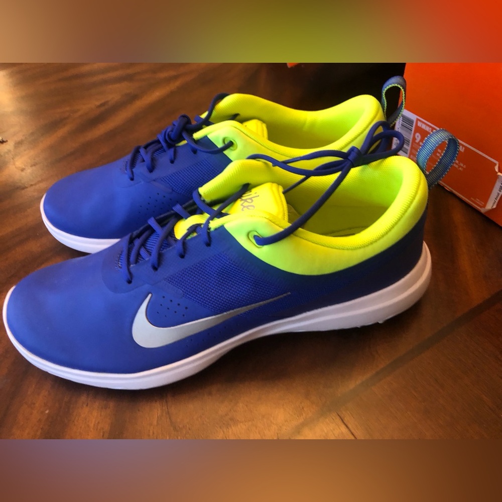 NWT NIKE WMNS 9.5 AKAMAI SNEAKERS